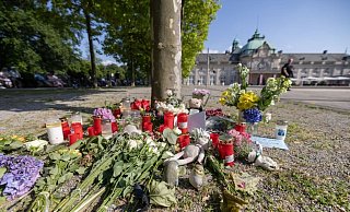 Trauer nach dem Tod von Philipos T.: Blumen, Kerzen und handgeschriebene Trauerbekundungen stehen an einem Baum im Kurpark Bad Oeynhausen. - Str/dpa
