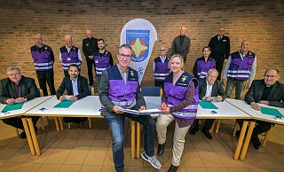 Andreas Hövel und seine Stellvertreterin Sonja Kleine-Tebbe (vorne) leiten die Bielefelder Notfallseelsorge. - Sarah Jonek Fotografie