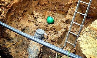 Ob wirklich ein Blindgänger in der Erde liegt wie in diesem Archivbild, muss sich noch herausstellen. - Andreas Frücht