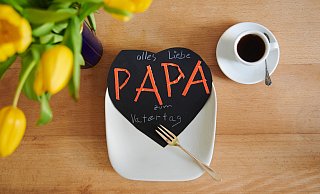 „Papa - alles Liebe zum Vatertag“ ist die klassische Variante der Gratulation. Doch zum Ehrentag des Vaters gibt es noch viel mehr Vatertagssprüche. - picture alliance/dpa