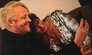 Eine James-Bond-Party hat sich Safariland-Chefin Elisabeth „Elli“ Wurms zum 65. Geburtstag gegönnt. Ihr Kleid war eines Bond-Girls in jedem Fall würdig. Ross Antony machte ein Selfie mit seiner Freundin Elli. - Elisabeth Wurms