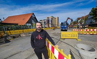 Bauzäune versperren eine ungehinderte Zufahrt zum historischen Fachwerkbau, in dem Gianni Mete seit 2021 sein Restaurant führt. - Andreas Zobe