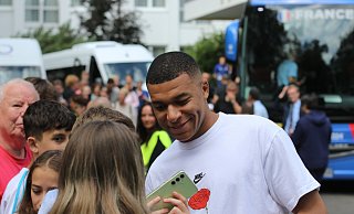 Kurz bevor die französische Nationalmannschaft nach dem EM-Aus abreist, haben sich Kylian Mbappé & Co. am Teamhotel in Bad Lippspringe noch einmal Zeit für Autogramme genommen. - Felix Schwien