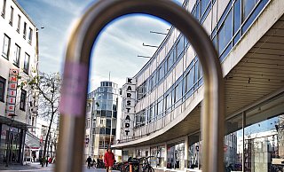 Das Karstadt-Warenhaus an der Bahhofstraße/Ecke Arndtstraße ist für Investor Philipp Freiherr von Bechtolsheim ein Standort mit Zukunft. - Barbara Franke