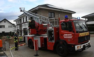 Aus bislang ungeklärter Ursache war es in einer Zwischendecke zum Spitzboden eines Neubaus in Schloß Holte-Stukenbrock zu einem Brand gekommen. - Andreas Eickhoff