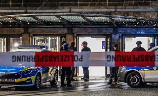 Immer mehr Einsatzkräfte treffen am Nachmittag des ersten Weihnachtsfeiertages am Bahnhof ein. - Paul Brinkmann
