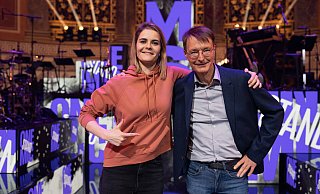 Gesundheitsminister Karl Lauterbach (SPD) und die schweizerisch-deutsche Comedienne Hazel Brugger stehen in der Kulisse von "One Mic Stand". - Daniel Dornhöfer