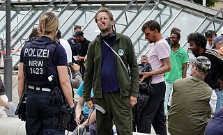"Die Tüte": Rund um das charakteristische Glasdach des Stadtbahnabgangs am Hauptbahnhof treffen sich seit vielen Jahren Trinker, Abhängige, Dealer und Obdachlose. - Peter Unger