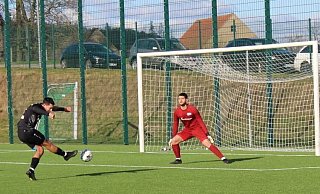 Da bestand noch Hoffnung: Der im Strafraum freigespielte Tolga Dogan (l.) brachte den SV Rödinghausen II mit 1:0 in Führung, am Ende hieß es jedoch 2:4 gegen Haltern. - Fynn Salam