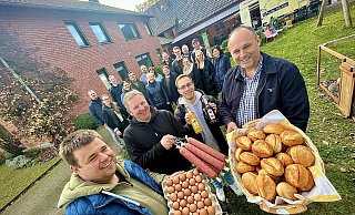 Die Lebensmittelerzeuger sind gespannt auf den Start der neuen Plattform Wochenmarkt24 am 25. November. Stellvertretend präsentieren ihre Produkte (v. l.) Christian Fernhomberg, Martin Schulte-Hörster, Tim Klöker und Carsten Jüde. - Jens Reddeker