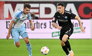 SCP-Akteur Raphael Obermair (r.) und der Schalker Paul Seguin werden am Samstag wohl beide von Beginn an spielen. - Imago Images