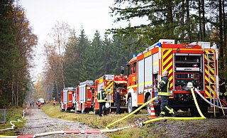 Ein Großaufgebot der Feuerwehr ist vor Ort. - Mike-Dennis Müller / www.mdm.photo