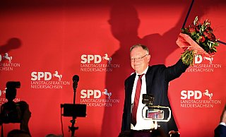 Stephan Weil (SPD), Ministerpräsident Niedersachsen, jubelt nach den ersten Hochrechnungen zur Landtagswahl in Niedersachsen in den Fraktionsräumen der SPD im niedersächsischen Landtag. - dpa