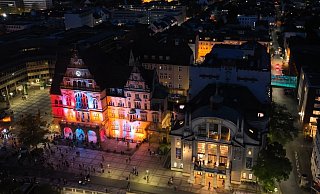 Das illuminierte Bielefelder Rathaus samt Stadttheater aus der Vogelperspektive. - Willi Teuber