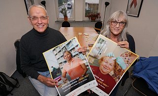 Peter Struck und Helga Große-Rogge zeigen die Plakate zur Kampagne. - Peter Unger