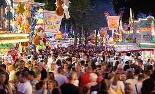 Auf der Kirmesmeile auf dem Liboriberg gibt es neben den Fahrgeschäften auch ein großes Angebot an Speisen und Getränken. - Niklas Tüns