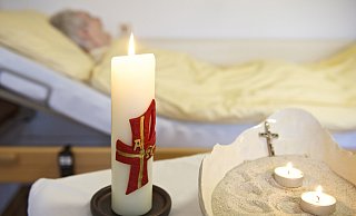 Weil das Personal fehlt, können in Bielefelder Pflegeeinrichtungen nicht alle Menschen beim Sterben begleitet werden. - epd-bild / Werner Krüper