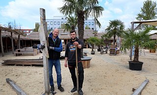 Frank Berghaus und sein Neffe und zukünftiger Nachfolger Louis Schneider freuen sich auf die Sommersaison im Aloha Beachclub. - Frank-Michael Kiel-Steinkamp