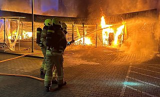 Die Einsatzkräfte sahen vor Ort eine 80 Quadratmeter große Garage, die voll in Brand stand. - Feuerwehr Paderborn