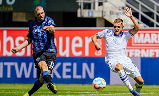 Robert Leipertz (l.), hier gegen KSC-Akteur Marco Stiede, ist im Gastspiel beim 1. FC Kaiserslautern einsatzbereit. - Besim Mazhiqi