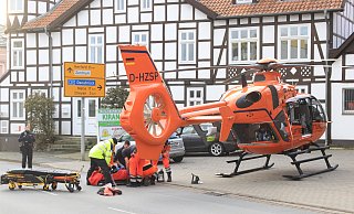Bei einem schweren Verkehrsunfall zwischen einem Pedelec-Fahrer und zwei Fußgängern wurden alle drei Personen verletzt. Eine 78-Jährige musste vor Ort reanimiert werden und wurde mit dem Rettungshubschrauber in ein Krankenhaus geflogen. - Claus Frickemeier