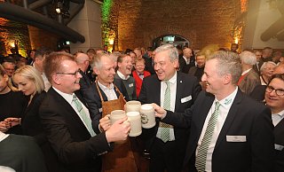 Mit Maibrock stießen in Barres Brauwelt in Lübbecke auch Thomas Holle, Frank Haberbosch, Christoph Barre und Dirk Stapper auf das Frühjahr an. - Joern Spreen-Ledebur