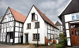 Das schmale Grundstück an der Widumstraße 7 in der Altstadt von Rheda im Kreis Gütersloh steht aktuell zum Verkauf. - Andreas Frücht