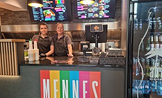 Carolin Hoffmann (l.) und Bettina Niederprüm stehen im neuen Imbiss "Mennes Bratwerk" bereit, um den Kunden in modernem Ambiente Schnitzel, Pommes und Co. zu servieren. - Yannick Sonntag