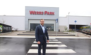 Centermanager Torben Schultz vorm Eingang des Werre-Parks. - Heidi Froreich