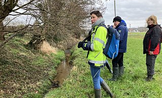 Der Blick auf den Lippinghauser Bach: Gibt es Auffälligkeiten? - Miriam Savvidis