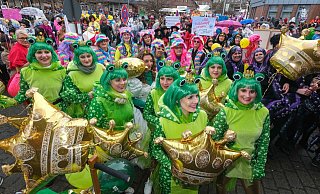 Viele Menschen dicht an dicht – so war Weiberfastnacht bisher. Vor Corona. - Andreas Zobe
