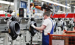 Wie lange noch? Ein Arbeiter montiert die Trommel einer Waschmaschine im Gerätewerk Gütersloh. Das Foto entstand 2016. - Ina Fassbender