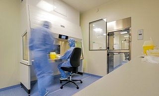 Blick in einen Reinraum - Systemadministrator