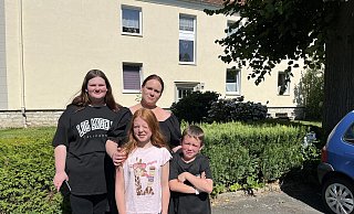 Yasmin Sprenger (Mitte) und ihre Kinder Emily (13, v. l.), Alina (12) und Finn (10) haben Angst auf der Straße zu landen. - Jan Husmann Yasmin Sprenger (Mitte) und ihre Kinder Emily (13, v. l.), Alina (12) und Finn (10) haben Angst auf der Straße zu landen. - Jan Husmann