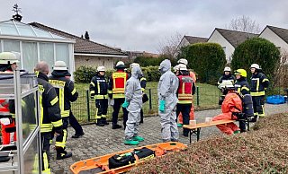 ABC-Alarm: Nur in Chemikalienschutzanzügen konnten sich die Einsatzkräfte der flüssigen Säure nähern. - Jens Reichenbach