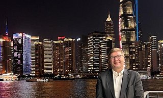 Holger Sudhoff vor der Kulisse des nächtlichen Shanghai. - privat