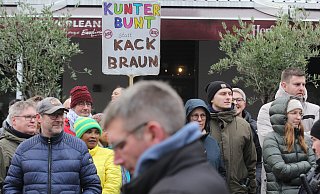 Vor der Gaststätte "New Orleans" treffen Demo und Gegendemo aufeinander, es wird laut, bleibt aber friedlich. - Ulf Hanke Vor der Gaststätte "New Orleans" treffen Demo und Gegendemo aufeinander, es wird laut, bleibt aber friedlich. - Ulf Hanke