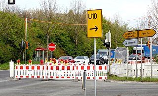 Ab dem Hüller Kreuz wird die B239 zur Einbahnstraße. Verkehrsteilnehmer, die von Süden nach Norden wollen, müssen jetzt eine Umleitung nehmen. - Niklas Krämer