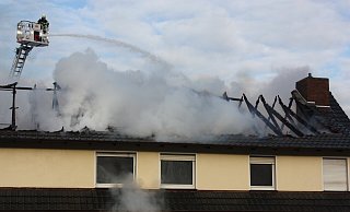 Ein Feuer zerstörte den Dachstuhl des Mehrfamilienhauses in Nettelstedt. Mithilfe der Drehleiter konnte der Löschzug Lübbecke Ost und West den Brand bekämpfen - Sigrid Dittmann