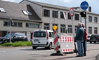 Zwei Fußgänger vor der gesperrten Fußgängerfurt vor Stahls Bratwurstbude an der Steinstraße, Ecke Mindener Straße. - Ulf Hanke