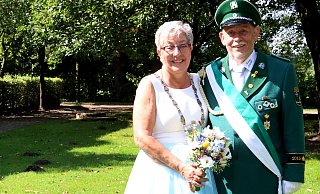 Ein Königspaar der besonderen Art konnten die Sudhagener beim diesjährigen Schützenfest feiern: Königin Brigitte Michaelis wurde von Ehemann und Ex-König Josef Michaelis begleitet. Vor neun Jahren waren die Rollen genau andersherum verteilt. - Schützenverein