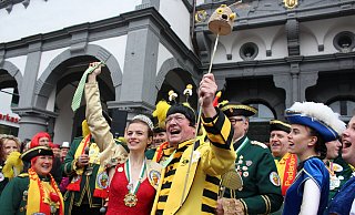 Freuen sich über den Karnevalsauftakt: Mümmelprinzessin Kim Gertkämper und Bürgermeister Michael Dreier inmitten der Karnevalisten. - Anna-Lena Hinder