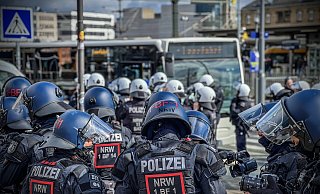 Einsatzkräge in Schutzmontur und ausgerüstet mit Videokameras begleiteten das Risikospiel von Arminia Bielefeld gegen Preußen Münster. - Paul Brinkmann