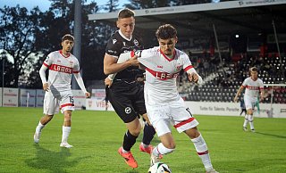 Marius Wörl (l.) war bei der 0:3-Niederlage gegen den VfB Stuttgart II noch der beste Armine. - IMAGO/Sportfoto Rudel