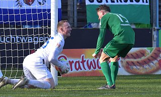 „Nicht mit mir.“ Güterslohs Angreifer Kevin Freiberger (r.) hatte gegen den Keeper des TuS Erndtebrück, Joans Brammen, mehrfach die Chance zum Tor, doch der Schlussmann, der auch mal beim FCG gespielt hatte, blieb Sieger. - Jens Dünhölter