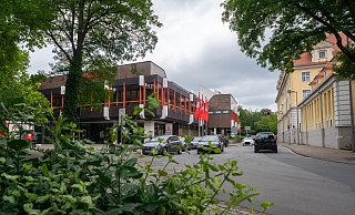 Die Sparkassen-Hauptstelle ist als Standort für ein OWL-Forum im Gespräch. Der Kulurbeirat gab jetzt grünes Licht für ein Gutachten, das klären soll, was dort überhaupt möglich ist. - Ralf Bittner Die Sparkassen-Hauptstelle ist als Standort für ein OWL-Forum im Gespräch. Der Kulurbeirat gab jetzt grünes Licht für ein Gutachten, das klären soll, was dort überhaupt möglich ist. - Ralf Bittner