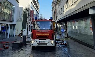 Nur durch die enge Zufahrt der Viktoriastraße konnten sich die Feuerwehrleute dem Brand im Hohenzollernhof nähern. - Olaf Brandt/Feuerwehr Bad Oeynhausen
