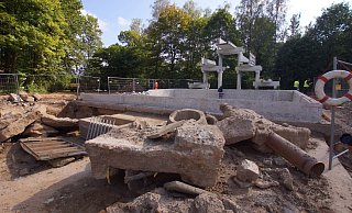 Die Bauarbeiten bei der Landesgartenschau in Bad Gandersheim, hier der Abriss des Schwimmbades im Herbst, verzögern sich. Foto: LAGA Gandersheim - LAGA Gandersheim