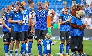 Die gute Laune ist zur Arminia zurückgekehrt. Fabian Klos nutzte das nach dem Derbysieg, um seinen Sohn Marlo an das Stadiongrün zu gewöhnen. - Sarah Jonek