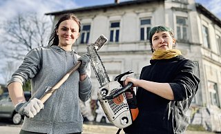 Die Malocherinnen Hannah (l.) und Ruth von der Wohninitiative Petristraße 2 in der Arbeitspause. - Stefan Becker